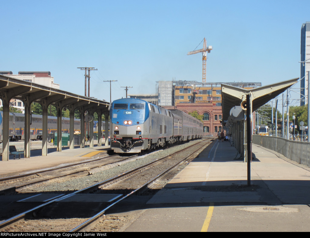 Amtrak 5 Arrives at Sacramento